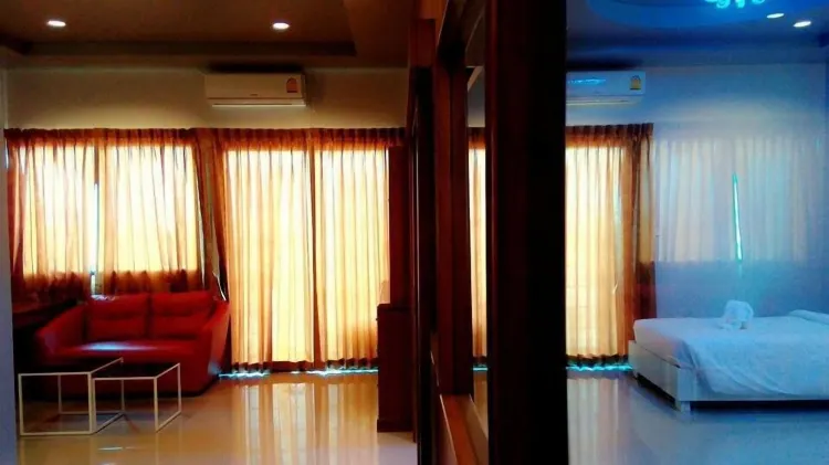 ห้องดีลักซ์ เตียงใหญ่ 1 เตียง