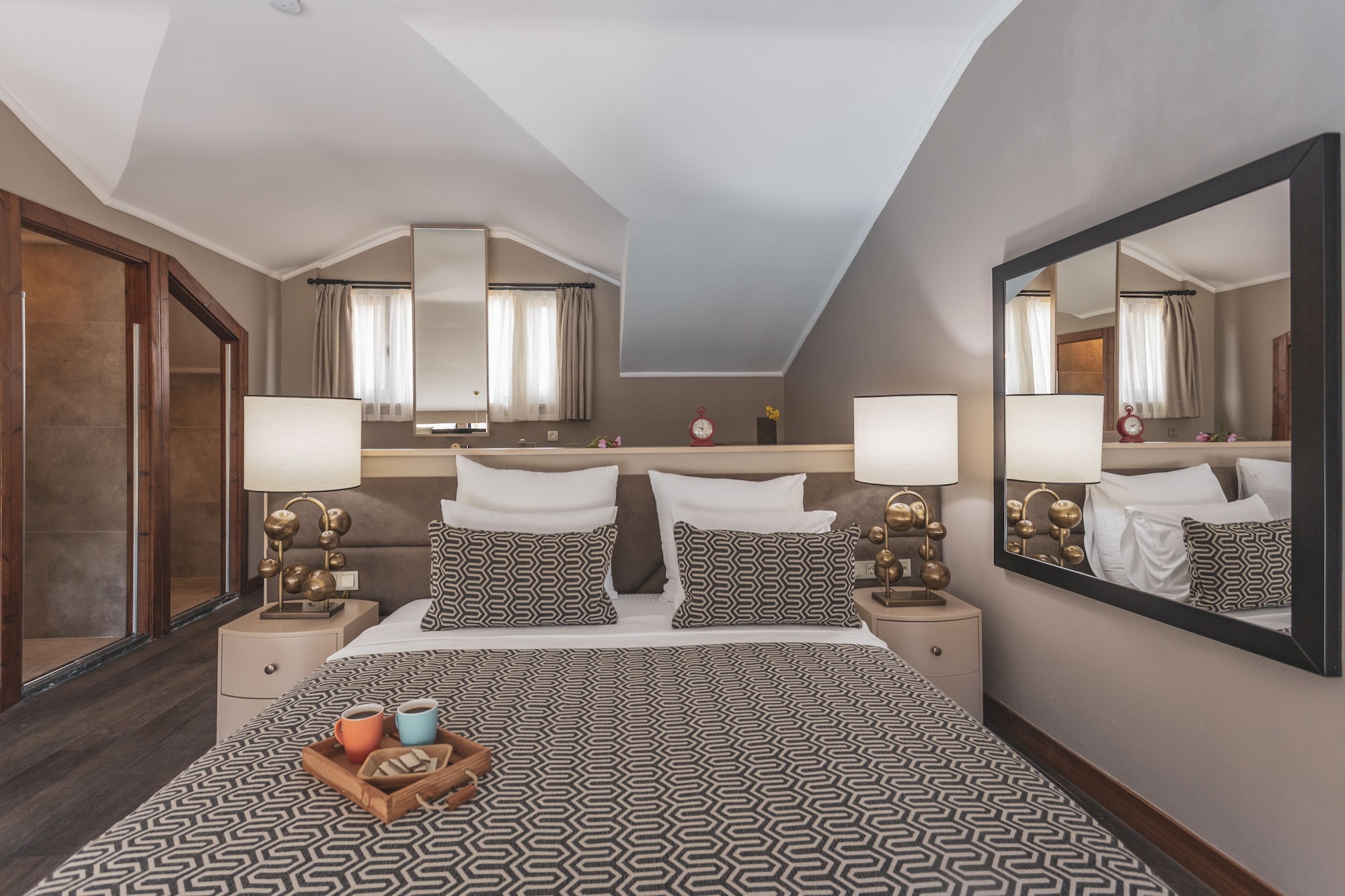 泳池景顶层公寓