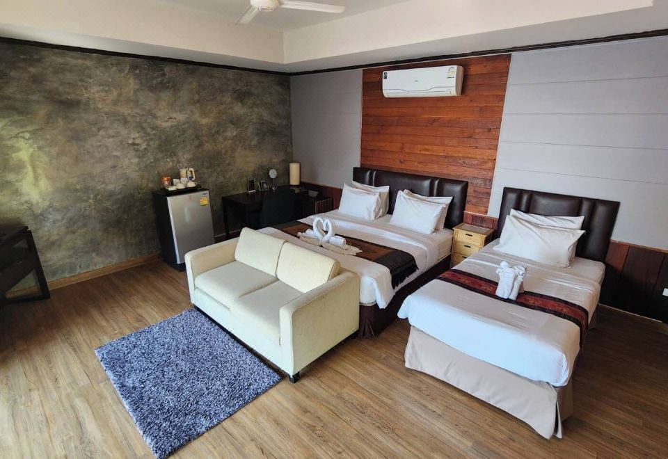 豪华三人房，多床，可通往泳池