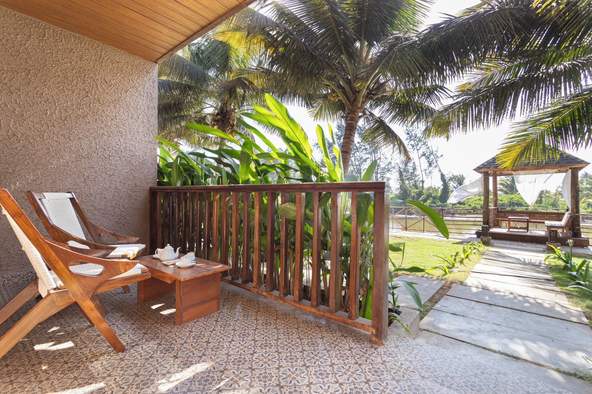 带阳台的优质河景房