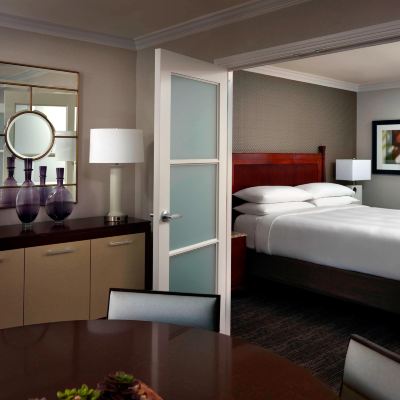 Concierge lounge access, 1 Bedroom Suite, 1 King, Sofa bed