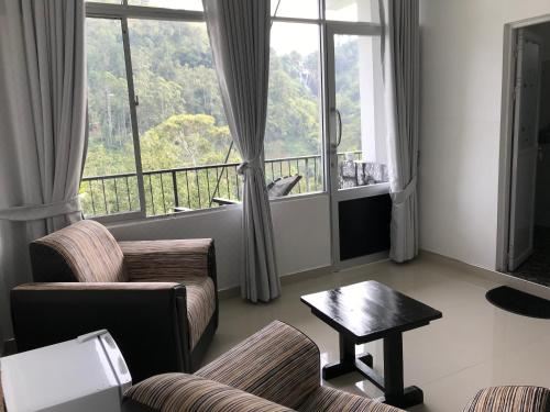 带山景的双人间