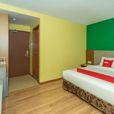 Bilik Deluxe King Kupon Capital O 89538 Ocean Hotel