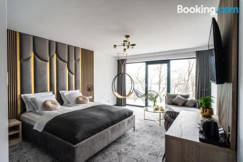 带阳台和海景的豪华双人房