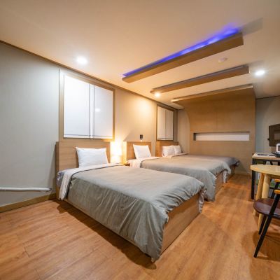 Three-Bed Room (Free View Of Netflix) 피크닉 모텔 쿠폰