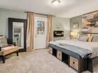 Luxury 4 bd/3ba Family Home near Ocean, Airport,  & Seattle XL yard w/sportcourt ベリアンのホテル