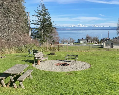 Stunning views, 6-Bedroom Farmhouse with beach access and mooring Hoteles en Eastsound