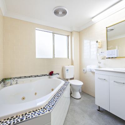 Family Room With Bath Shearing Shed Motor Inn Promo Code