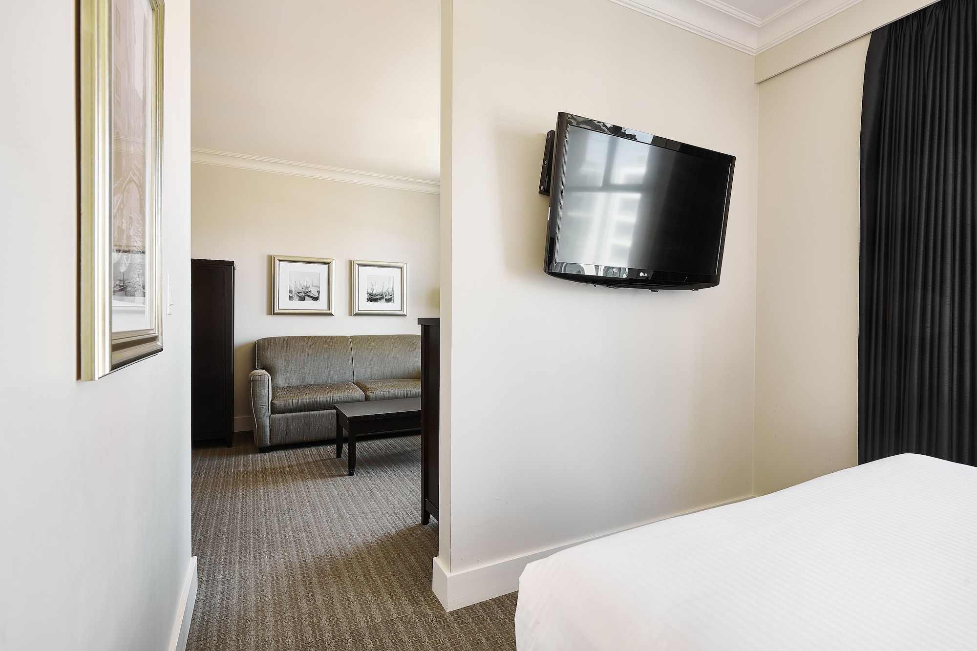 小型大床套房，配有梳化床