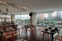 Goldvitel Hotel Surabaya Отели в г. 