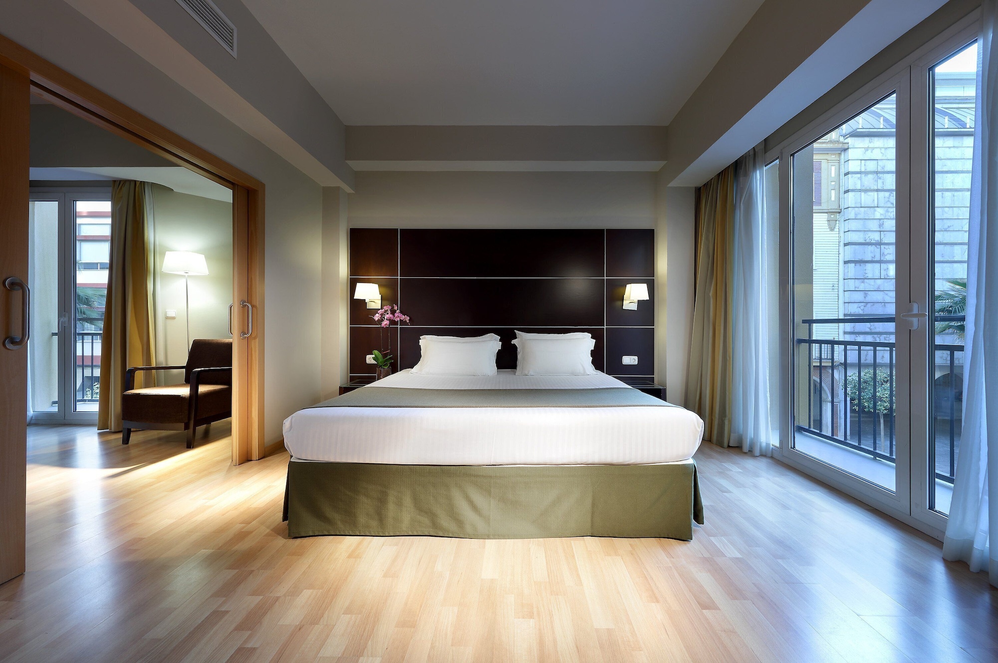 初级房，1张双人床和1张梳化床