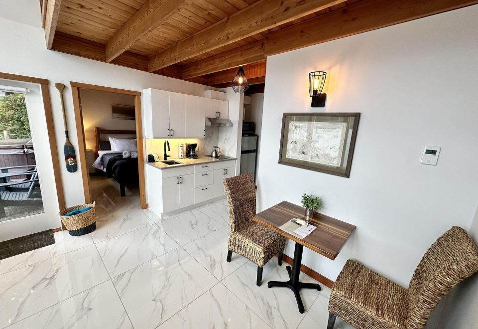 Private Oceanfront Cabin with Hot Tub - Doc Holiday CabinHouse (Hot Tub&Waterfront/Doc Holiday Ca)