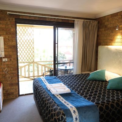 Superior King Room with Balcony Sapphire Palms Motel Promo Code