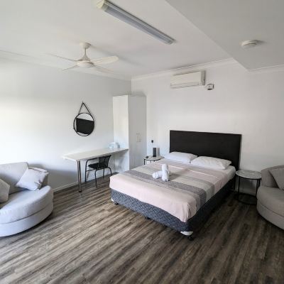 Standard Studio, 1 Queen Bed, Ground Floor (Budget Studio) Escape on Lake Promo Code