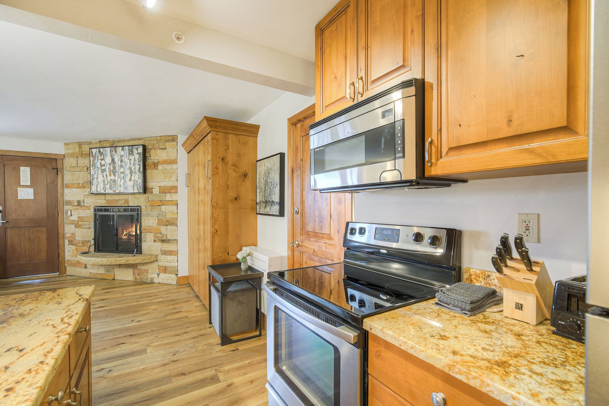 开间 （Lodge， with Murphy Bed）