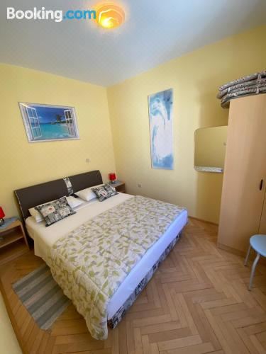 带阳台的两卧室公寓