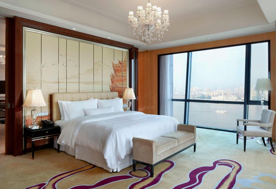 大使套房 「江影棲閣，月下天鏡碧波輕漾」