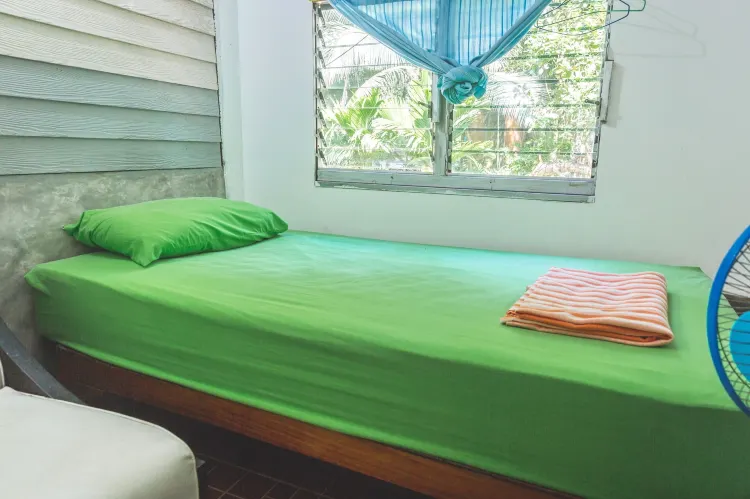 เตียงเดี่ยวในห้องพักรวม