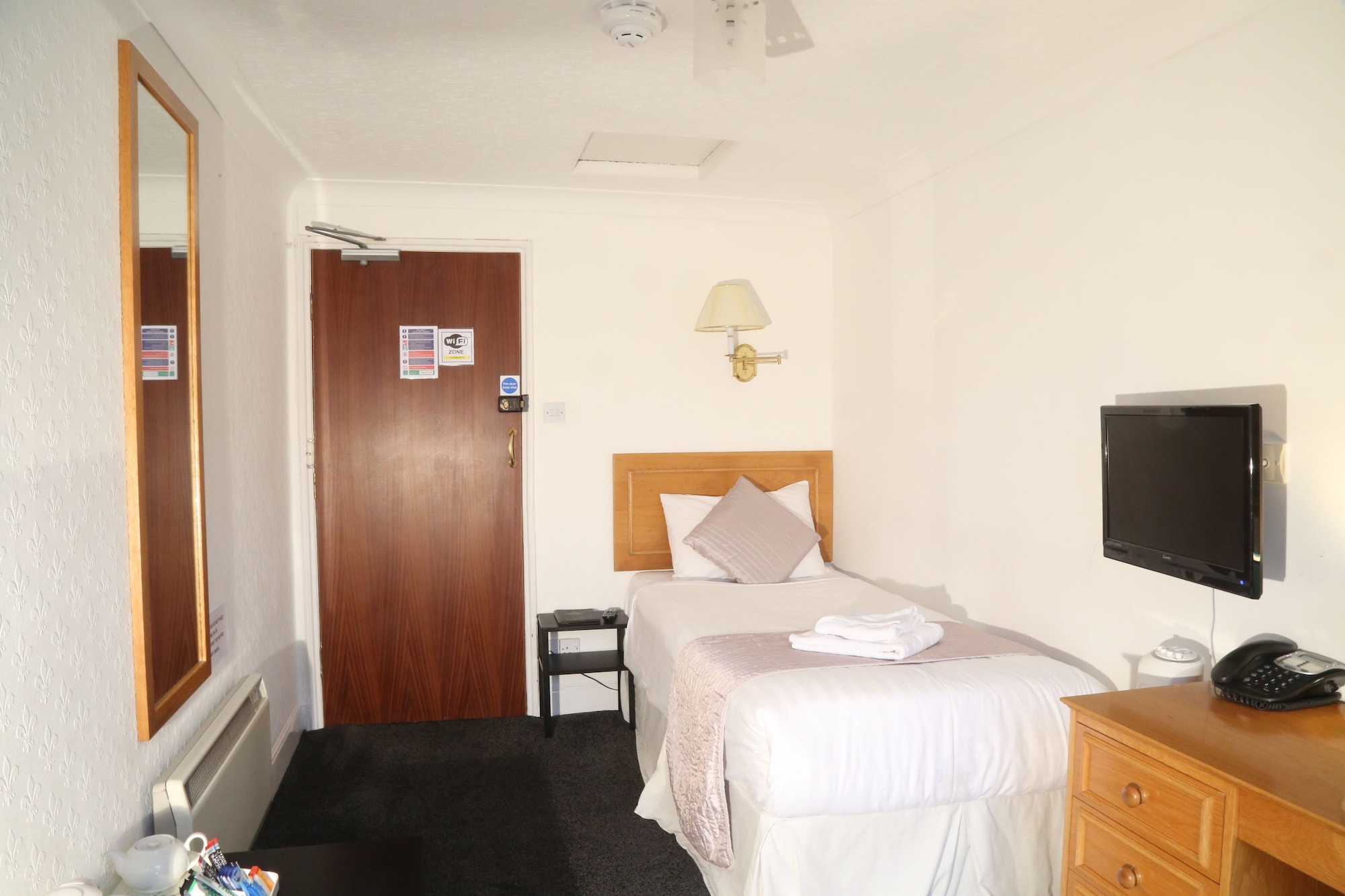 带单人床的单人间