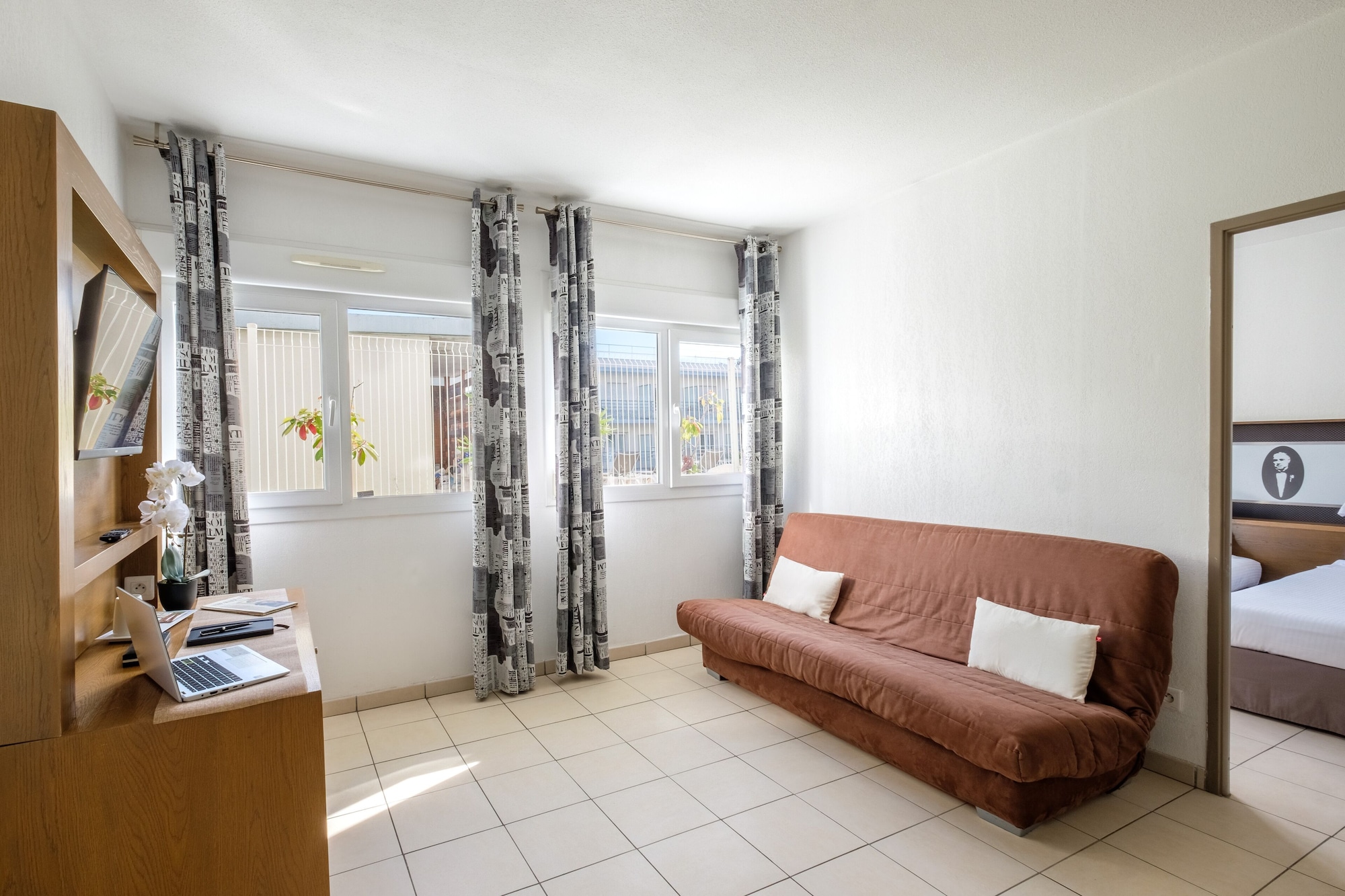 标准房， 1 张大床和 1 张梳化床， 无烟房， 阳台