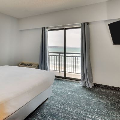 Deluxe Studio Suite, 1 King Bed, Kitchette, Balcony, Beachside Parkshore Resort Promo Code