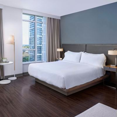 一室公寓，1張特大床，非私人梳化床 溫哥華鐵道鎮元素飯店優惠