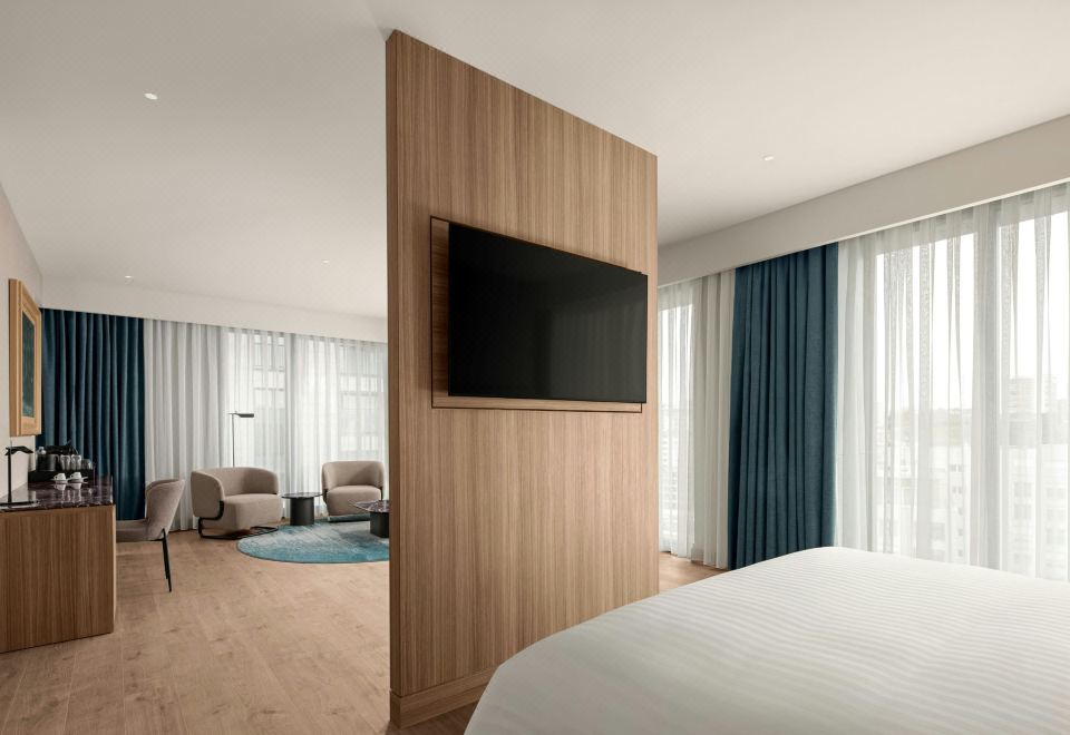 行政套房，1张特大床，梳化床，城景，按摩浴缸