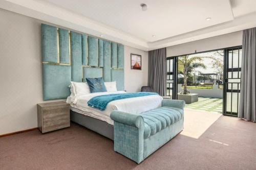 Summit Della Suite Deluxe Queen Room