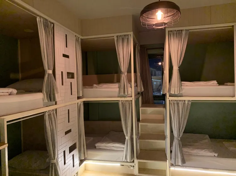 เตียงในหอพักรวมชายหญิง 6 เตียง