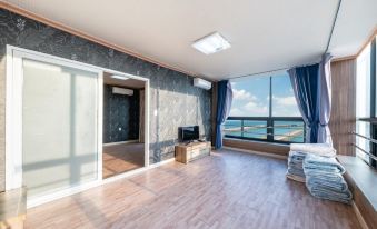 Taean Mongsanpojeong down Pension (Ocean View of the Guest Room)