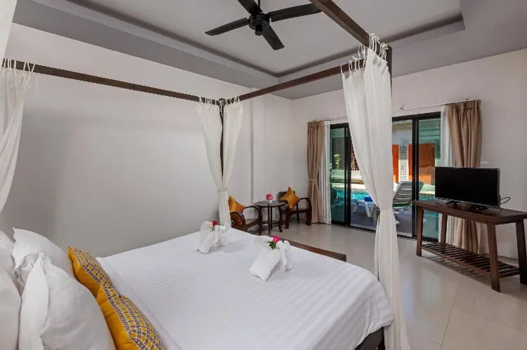 ห้องดีลักซ์ พร้อมทางลงสระว่ายน้ำ