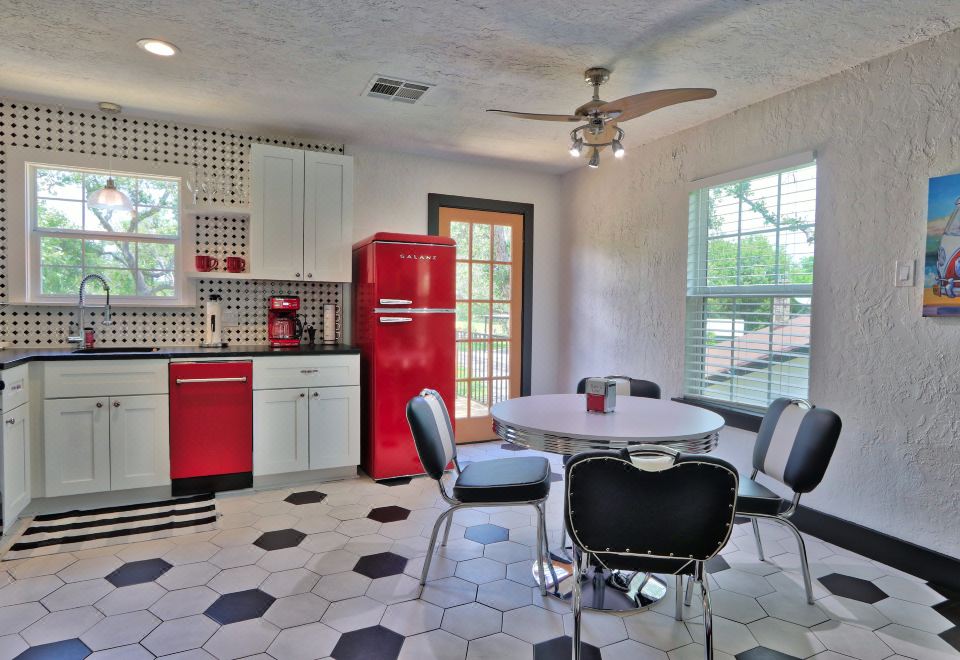 热水浴缸和趣味室外空间-多彩复古绿洲