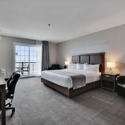 Hotel| Superior Adapts 1 King Bed River View Hôtel le Petit Manoir du Casino Promo Code