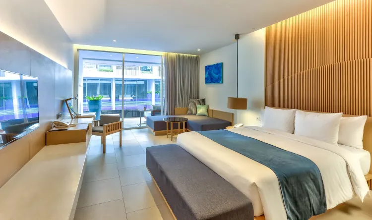 สวีทเจ้าชู้พร้อมเข้าถึงสระว่ายน้ำ