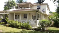 Apartment in quiet upscale Holetown area near Limegrove Centre and Beach  호텔