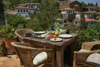 Terrace Houses Sirince - Fig, Olive Clockmakers and Grapevine