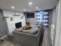 Bright & Cozy 2-Bedroom Main Floor Suite Hotel a Brampton