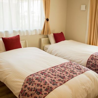 Independent cottage featuring red roof tiles  It 一棟貸　ヴィラ・アカバナー　A棟 クーポン