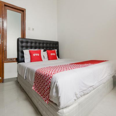 Standard Double Room OYO 3838 Tamansari Guest House Promo Code