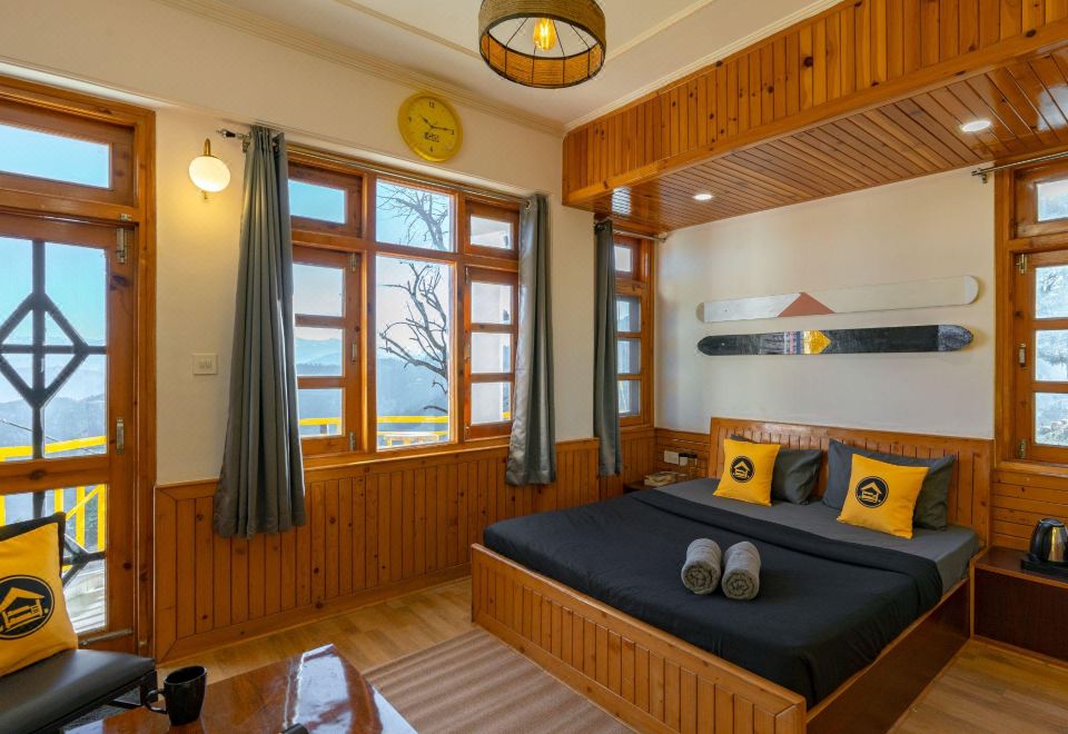 带有阳台的山景高级双人间