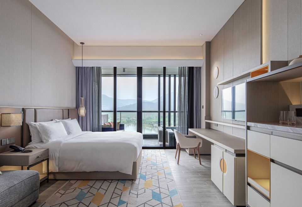 温泉高级湖景大床房