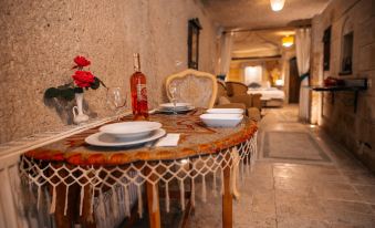 Aladdin's Cave Suite Apartments - Housity