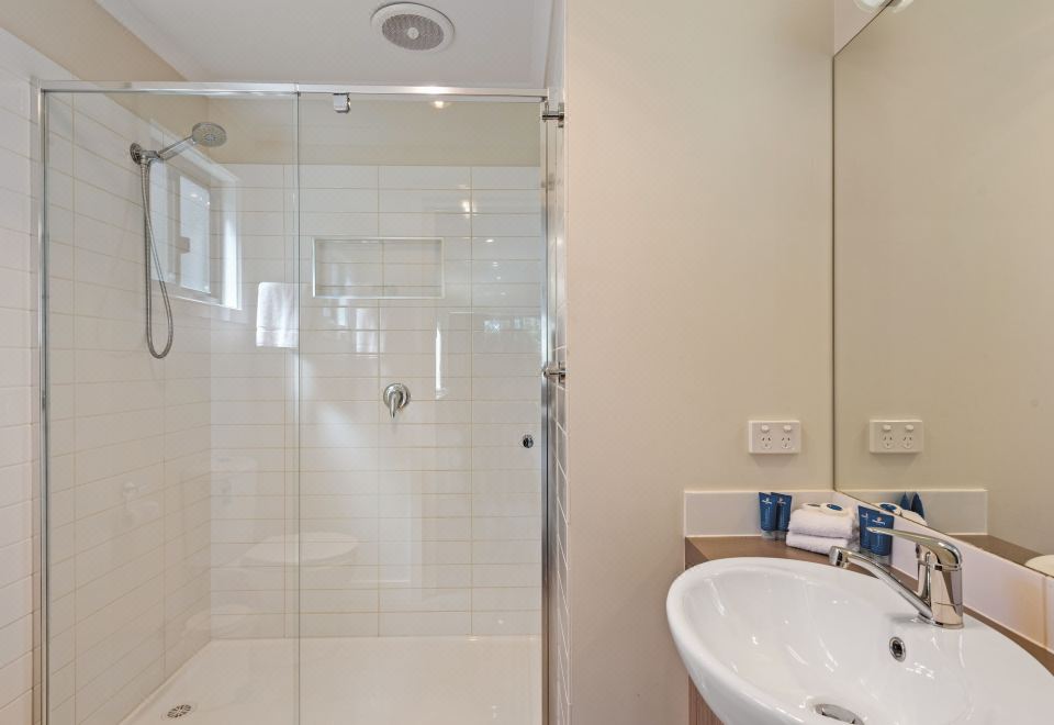 Deluxe 2 Bedroom Riverview Cabin-Sleeps 6