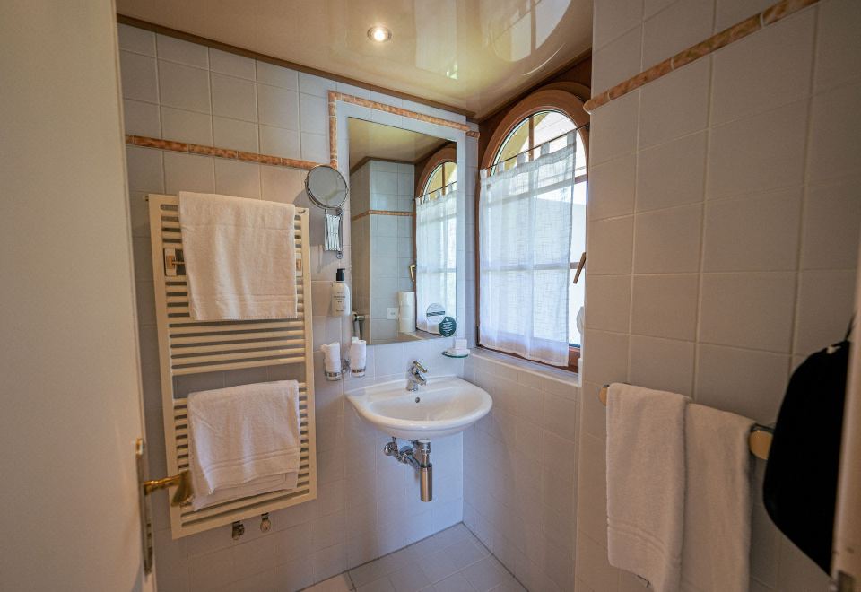 標準房帶陽臺，花園和湖景