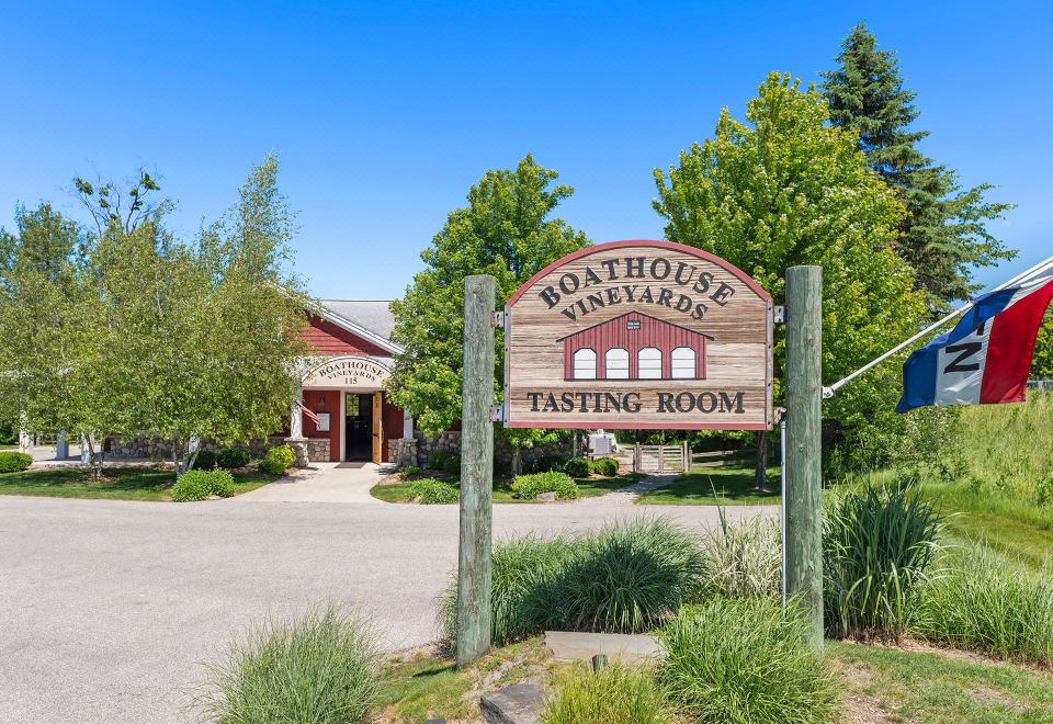 Luxury Condos With Concierge And Games-Gorgeous Retreat