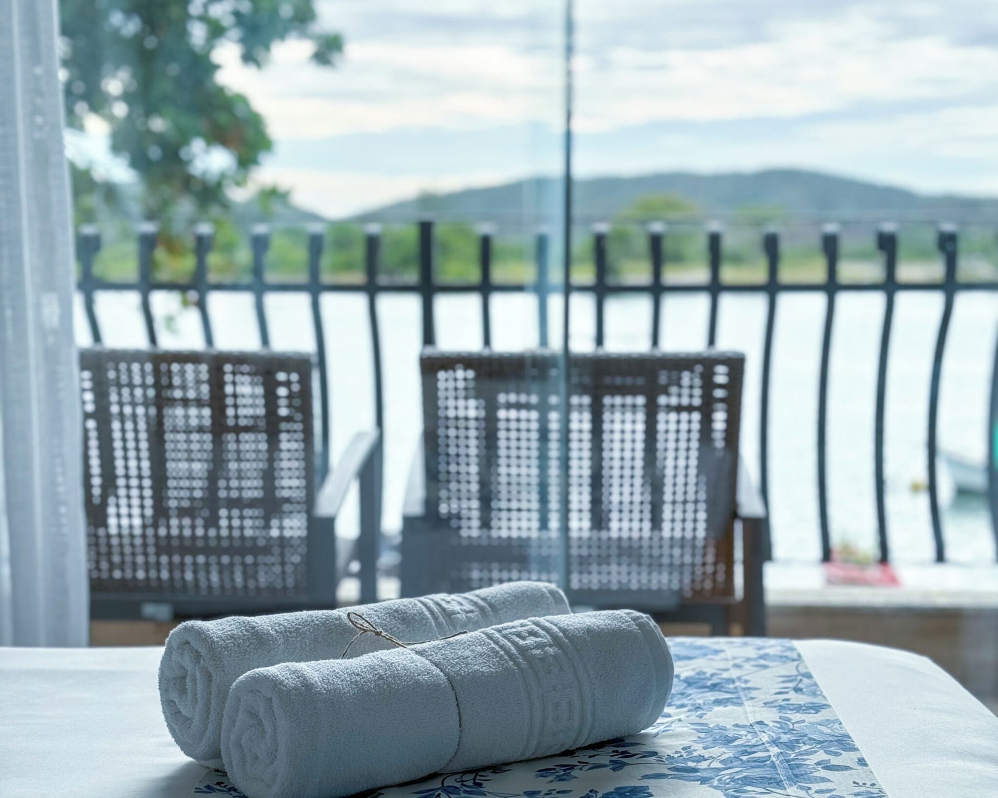 行政套房， 1 张大床， 湖景