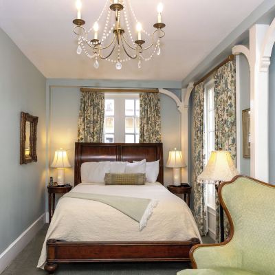 Main House Queen-Johnston Eliza Thompson House, Historic Inns of Savannah Collection Promo Code