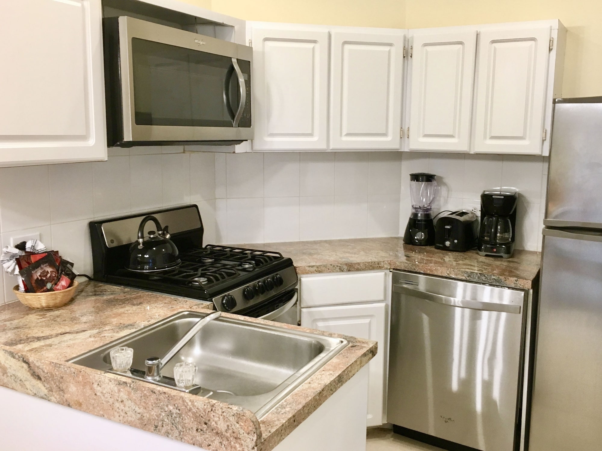 套房， 1 张特大床和 1 张梳化床， 厨房， 环礁湖景观