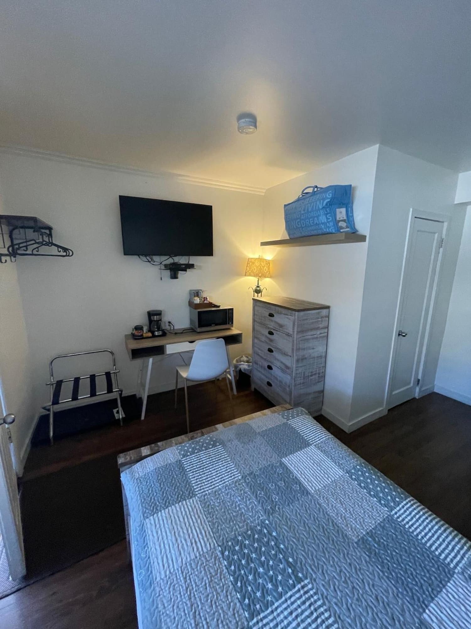 舒适双人或双床房，多张床