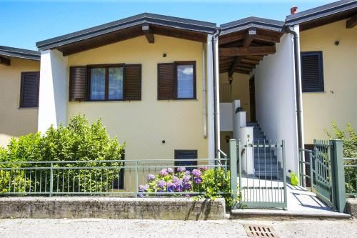 可以观赏湖泊景观并设有阳台的一卧室公寓